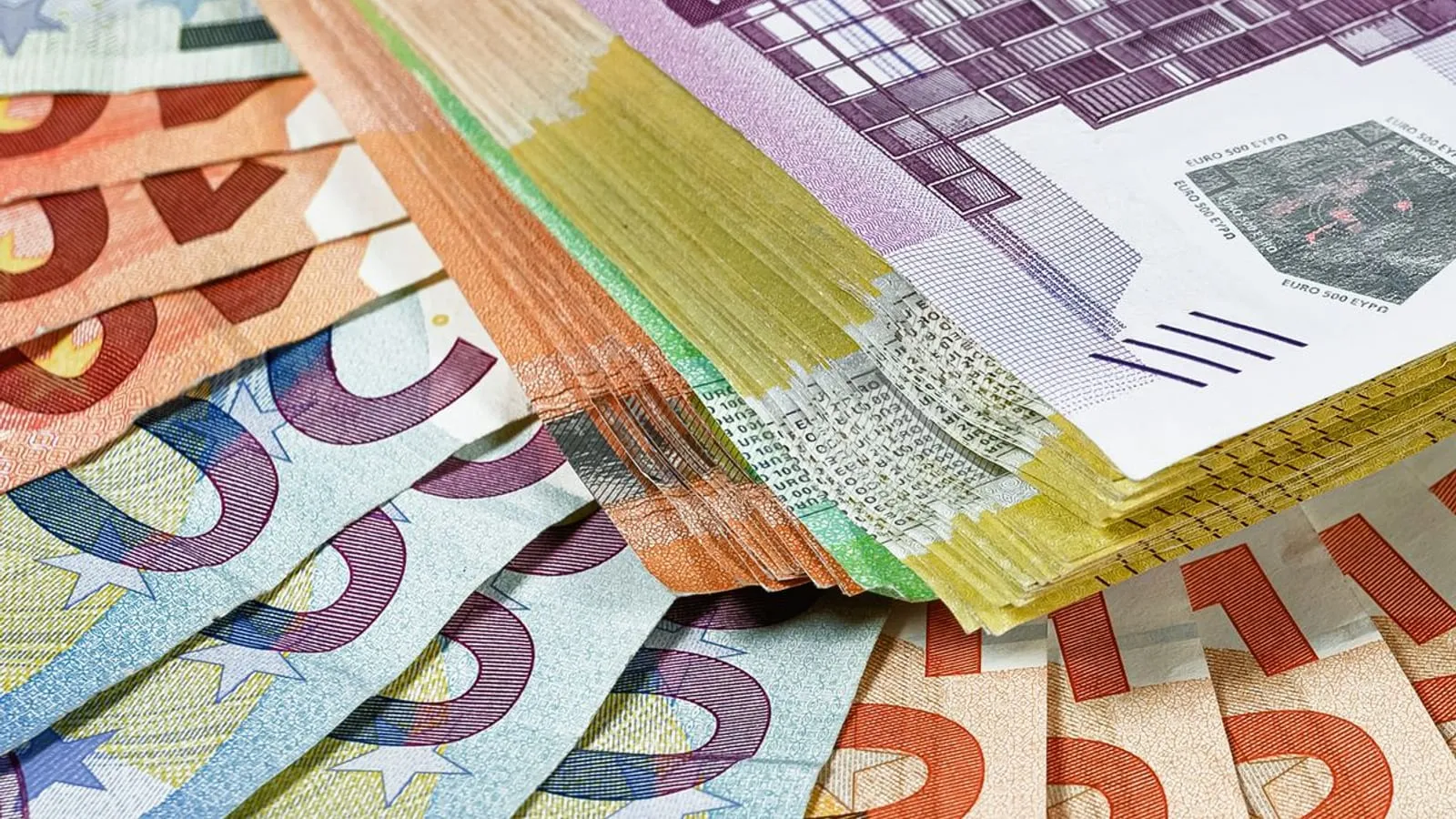 Banknoty euro ułożone w wachlarz