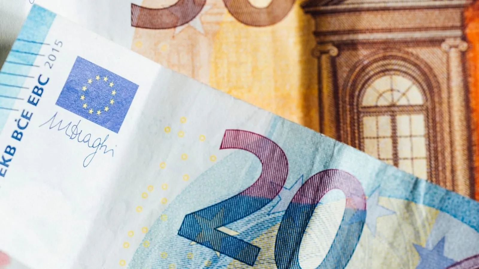 Banknoty euro o nominałach 20 i 50 euro
